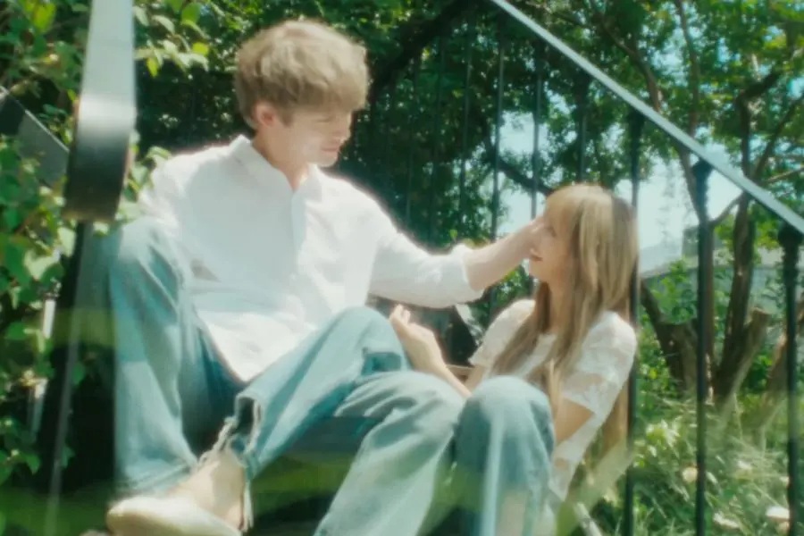 Lisa Blackpink stars in a short film with the Japanese actor. Photo: film Lotte.