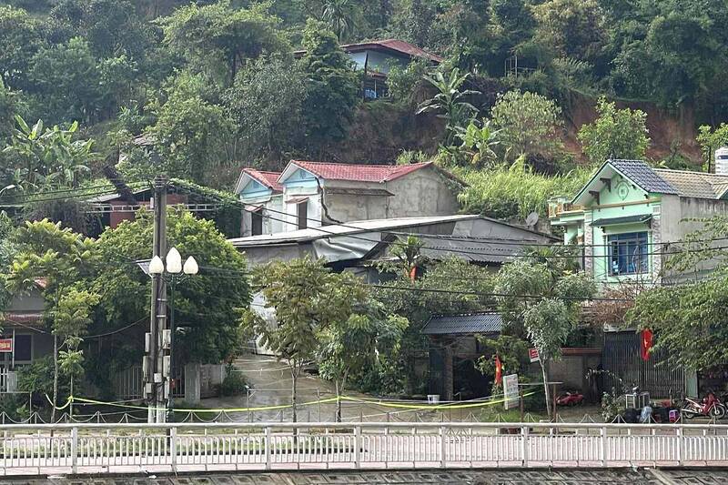 The landslide in Na Loc village, Sop Cop commune, Son La province forced dozens of households to be urgently evacuated. Photo: Truong Son