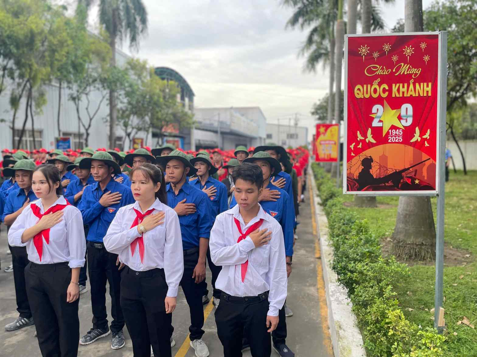 Nguoi lao dong nghiem trang xuc dong trong buoi le. Anh: Dinh Trong