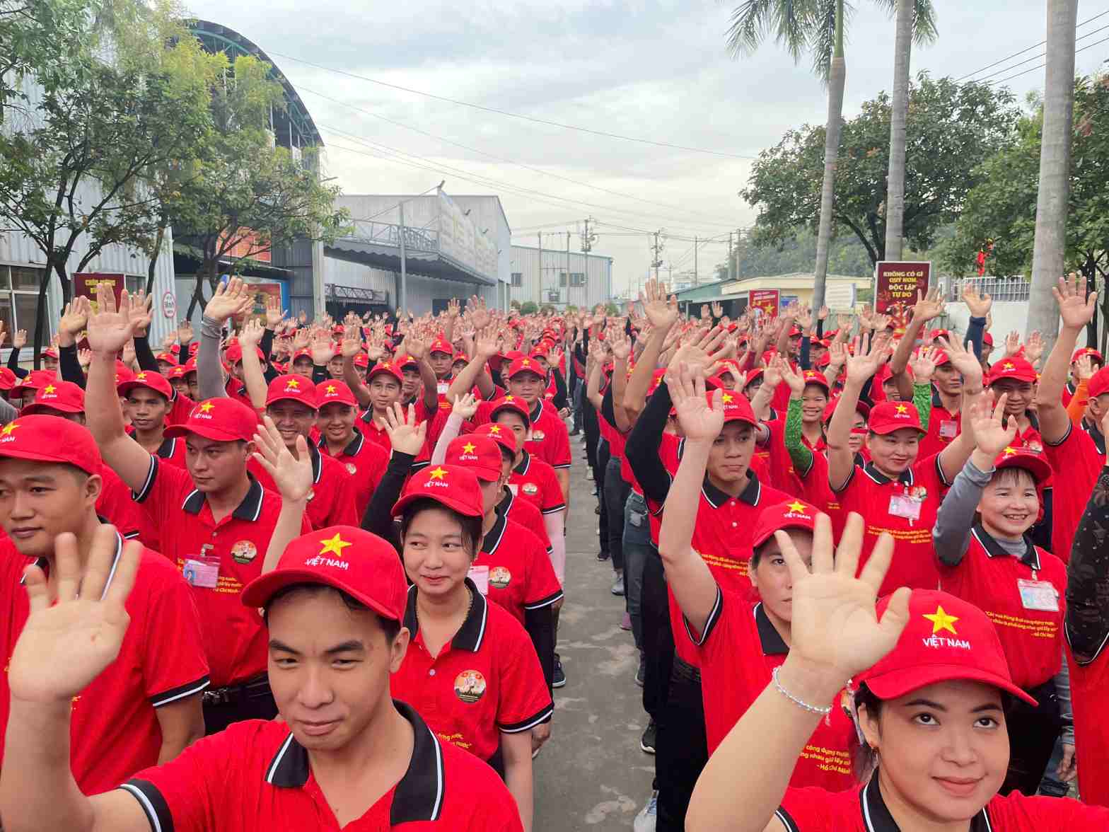 1 300명의 노동자들이 금성 붉은색 셔츠를 입고 공장에 출근했습니다. 사진: Dinh Trong