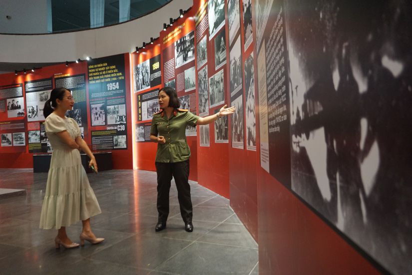 Nguyen Bich Major Van（人民公安博物館の役員）は、人々が博物館を訪れるための警察産業の歴史的流れを紹介しました。写真：Huu Vu