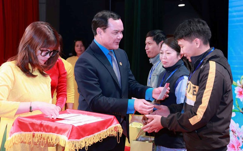 Member of the Party Central Committee, Vice Chairman of the Central Committee of the Vietnam Fatherland Front, President of the Vietnam General Confederation of Labor Nguyen Dinh Khang presented gifts to workers in the capital in the 2025 Tet Sum Vay program. Photo: HAI NGUYEN