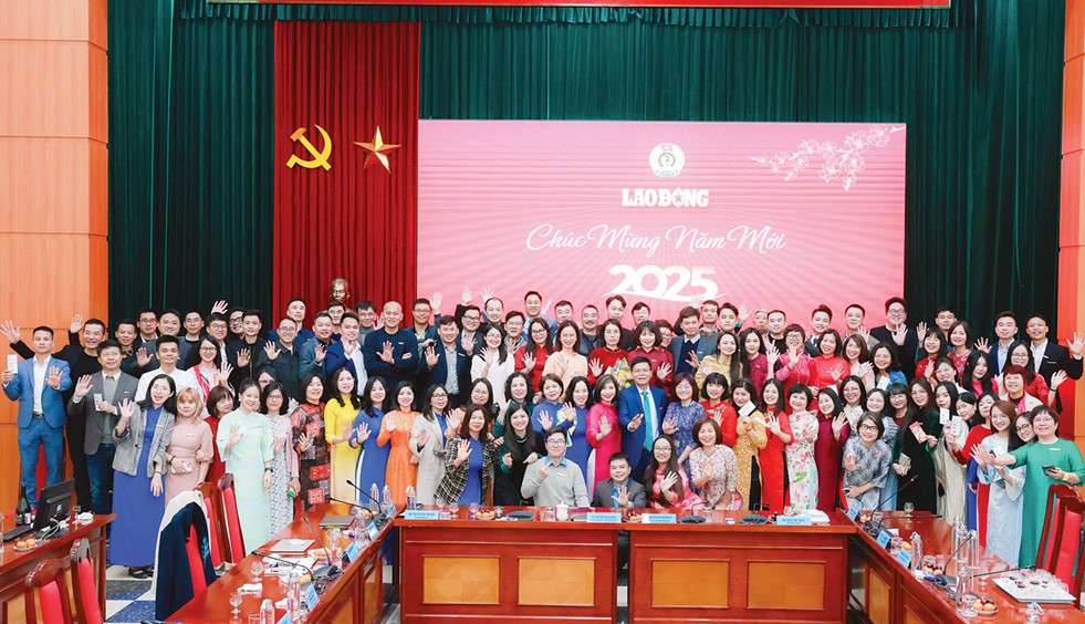 Tap the can bo, phong vien Bao Lao Dong tai toa soan Ha Noi. Anh: HAI NGUYEN