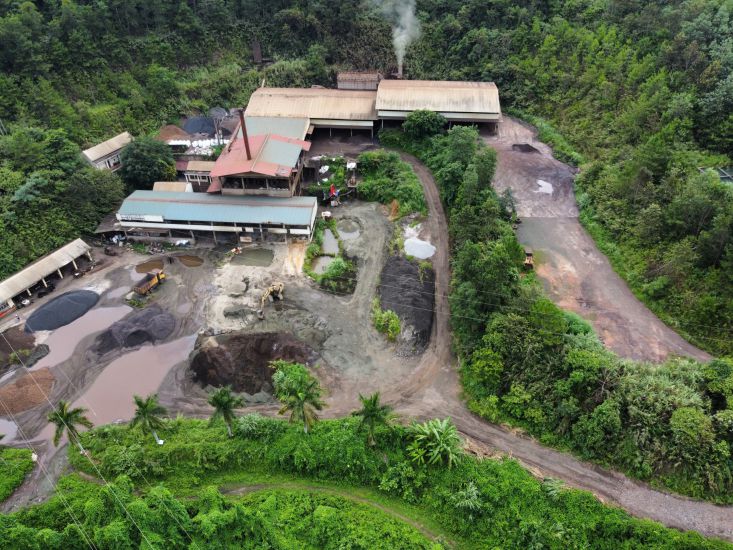 Inside the factory, the ore is poured directly on the ground near the puddles, close to the stream for agricultural irrigation. Photo: Tan Van
