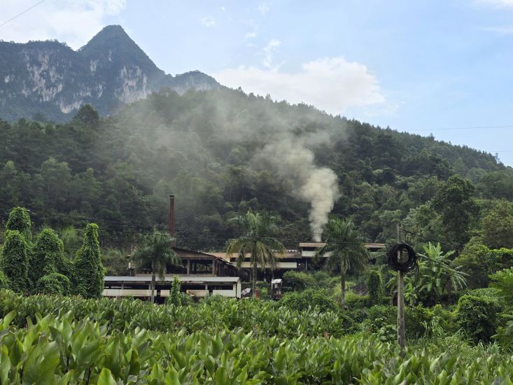 Tung cot khoi mau vang boc len tu nha may. Anh: Tan Van