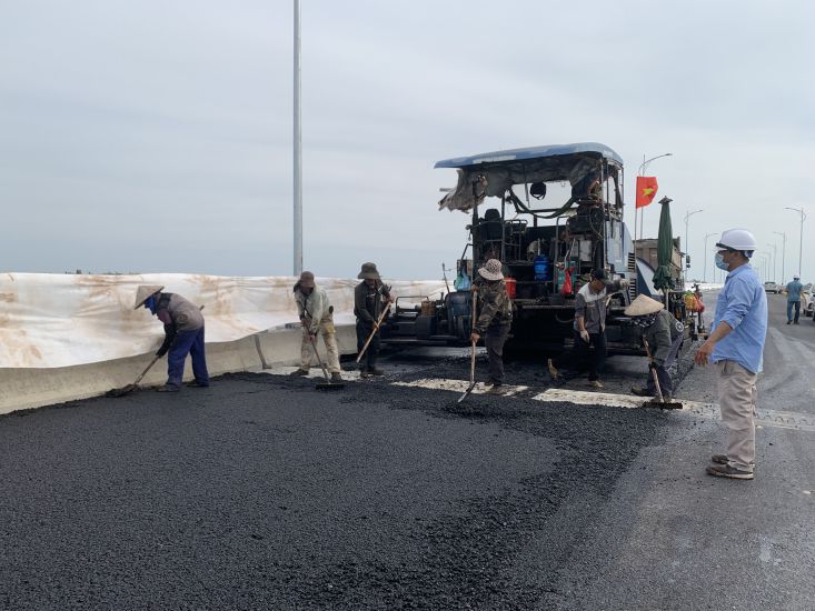 노동자들이 뜨거운 햇볕 아래 흥옌성 지역을 통과하는 해안 도로 프로젝트를 위해 일하고 있습니다. 사진: 르엉 하