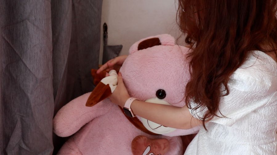 The father rarely participates in taking care of his child from a young age, causing the emotional gap between father and child to widen. Photo: Huyen Trang