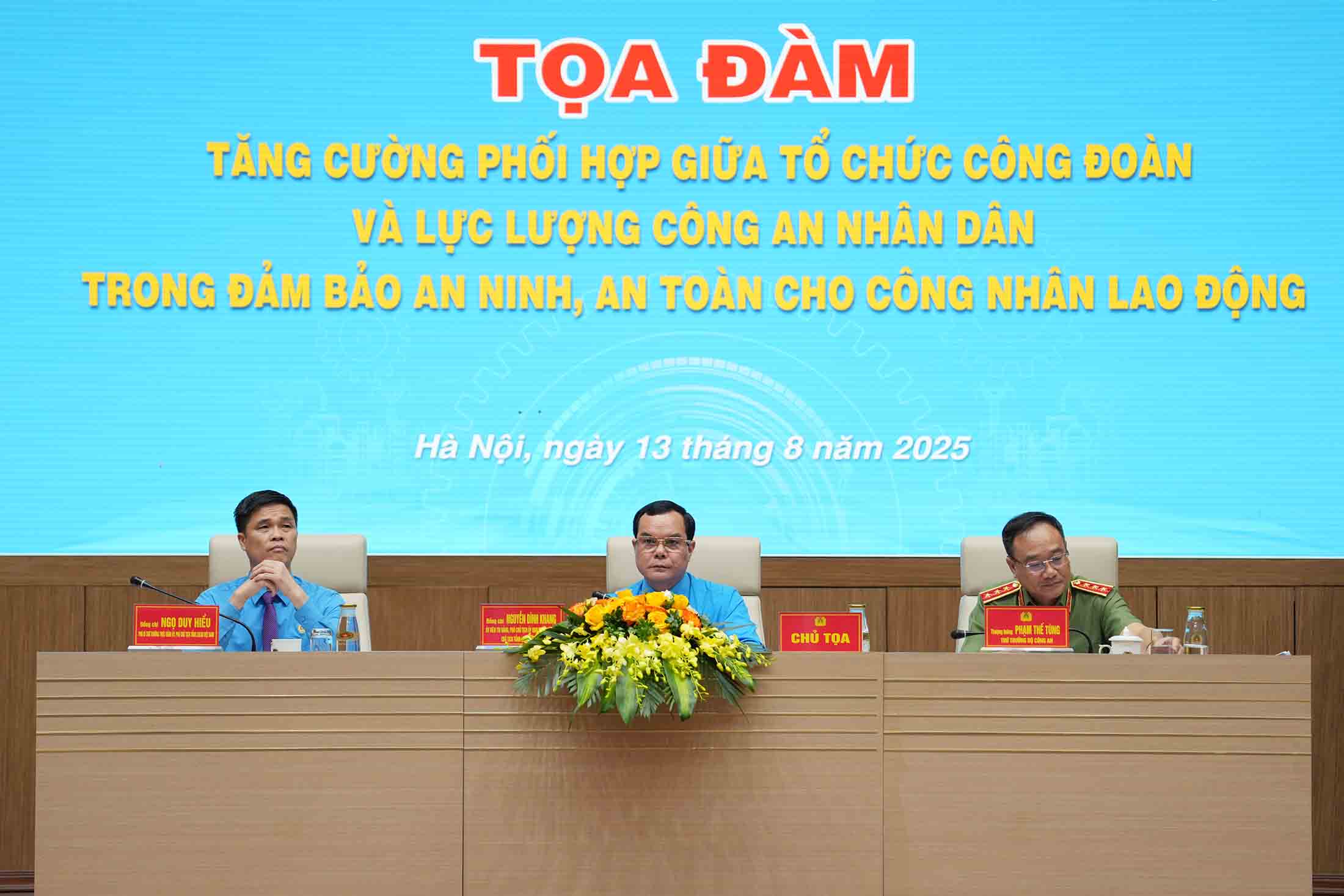Lanh dao Tong Lien doan Lao dong Viet Nam, lanh dao Bo Cong an chu tri buoi toa dam. Anh: Huu Chanh 