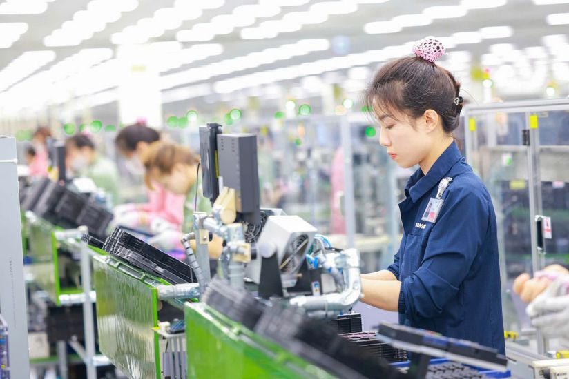 Les ouvriers travaillent en toute tranquillite d'esprit a Samsung Electronics Vietnam Co. Ltd. (province de Bac Ninh). Photo : Personnalite fournie