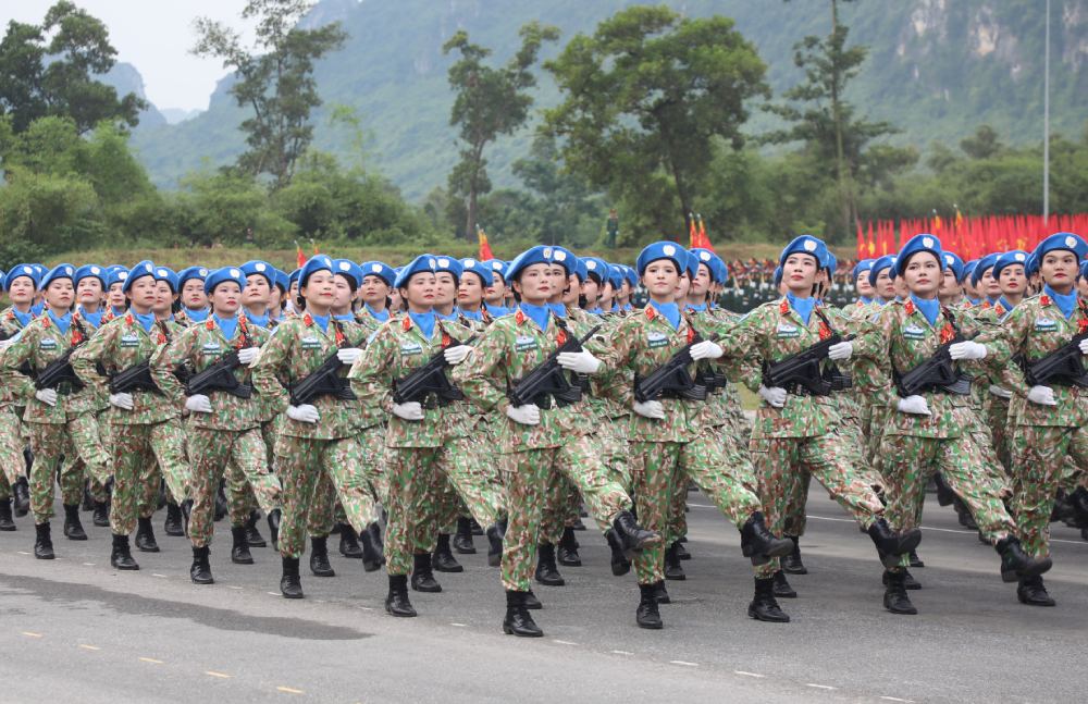 Khoi nu chien si gin giu hoa binh. Anh: Tran Vuong
