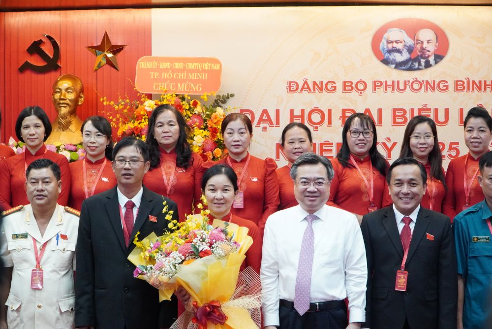 Ban Thuong vu Thanh uy TPHCM cong bo quyet dinh chi dinh Ban Chap hanh Dang bo phuong Binh Tan nhiem ky moi gom 27 nguoi. Anh: Minh Tam
