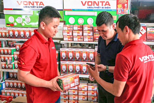 Nguoi tieu dung Viet Nam dang tim kiem loi giai cho “con khat” thiet bi dien chat luong cao voi chi phi hop ly. Anh: Quang Minh