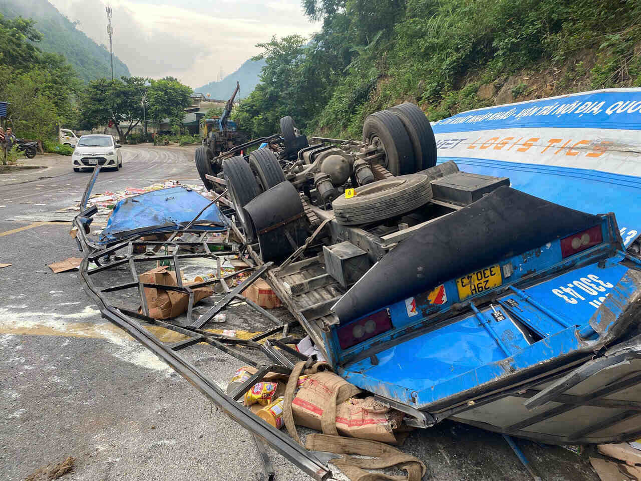 国道6号線での事故現場写真:ミン・グエン