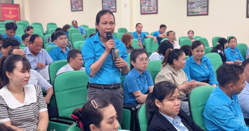 Cong nhan chia se y kien, kien nghi tai hoi nghi. Anh: Hoang Loc