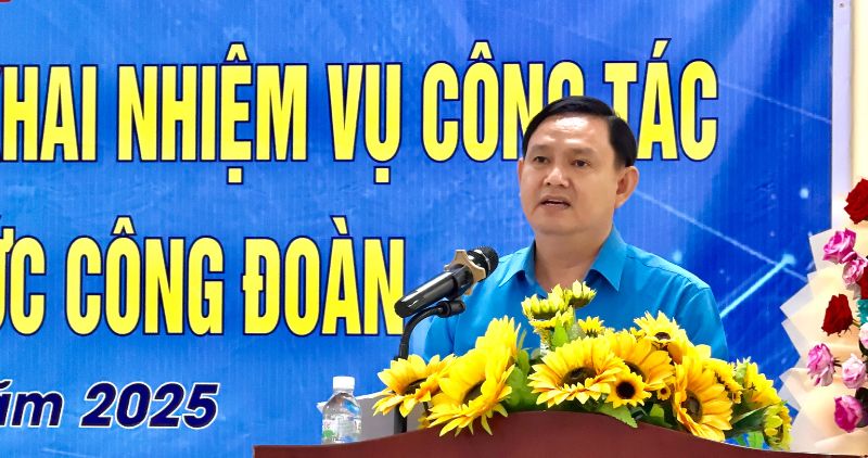 응우옌푹린 빈롱성 노동총연맹 위원장이 회의에서 발언하고 있습니다. 사진: 호앙록