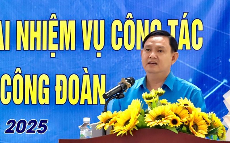 Mr. Nguyen Phuc Linh, Chairman of the Vinh Long Provincial Federation of Labor, spoke at the conference. Photo: Hoang Loc
