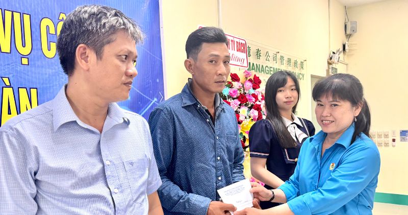 Lanh dao LDLD tinh Vinh Long trao qua ho tro cho can bo cong doan co so tai hoi nghi. Anh: Hoang Loc
