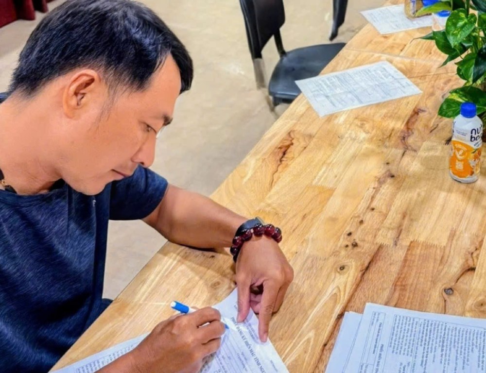 부이득쭝 중령이 헌혈 절차를 진행하고 있습니다. 사진: 공안 제공