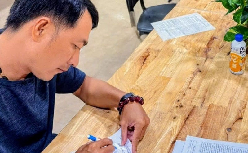 Lieutenant Colonel Bui Duc Trung underwent the blood donation procedure. Photo: Provided by the police