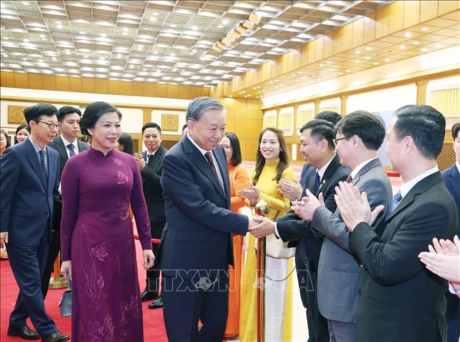 Le tien Tong Bi thu To Lam va Phu nhan tai san bay quan su Seongnam, thu do Seoul, Han Quoc. Anh: TTXVN