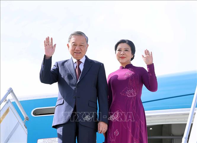 Tong Bi thu To Lam va Phu nhan den san bay quoc te Gimhae, thanh pho Busan, Han Quoc. Anh: TTXVN