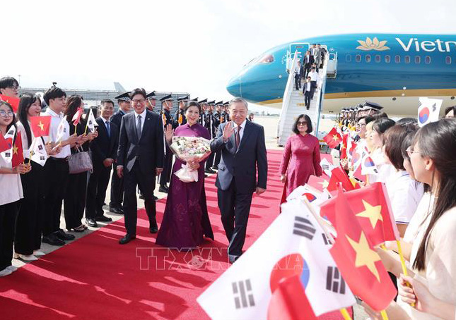 Welcoming ceremony for General Secretary To Lam and his wife at Gimhae International Airport, Busan City, South Korea. Photo: VNA