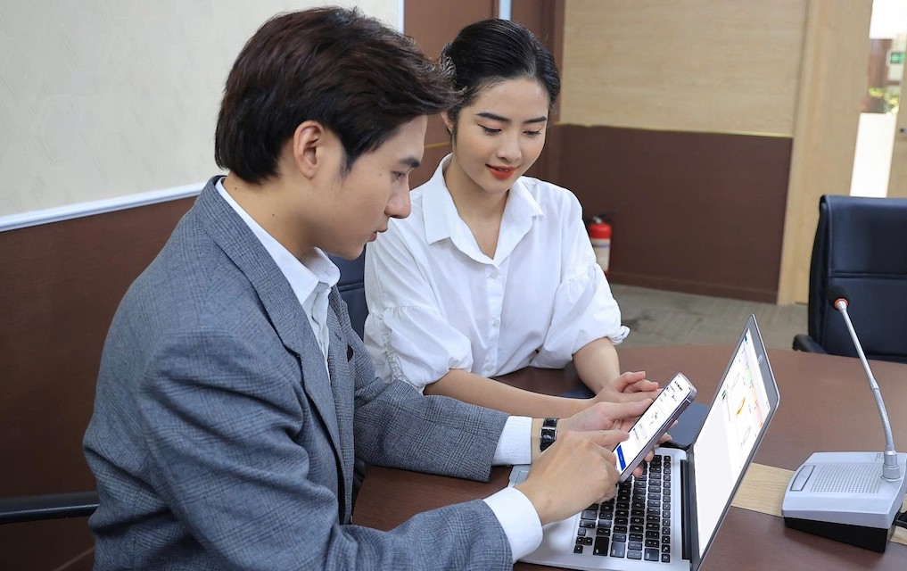 VNPT eContract giup doanh nghiep ky va luu tru hop dong lao dong nhanh, an toan, hop phap; tiet kiem chi phi, loai bo rui ro, ho tro nhieu hinh thuc ky va trai nghiem mien phi. Anh: Cao Hung