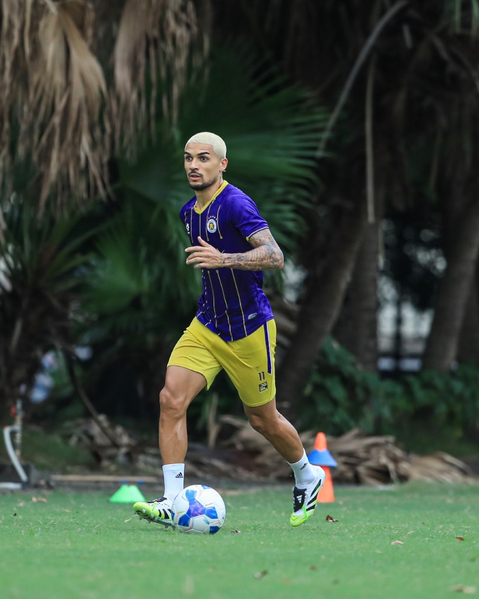 Tien ve Hendrio (Ha Noi FC) dang cho duoc nhap quoc tich. Anh: HNFC