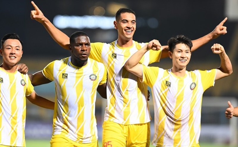 Gustavo (giua) cho doi duoc thi dau tai V.League voi tu cach cau thu Viet Nam goc nuoc ngoai. Anh: THFC