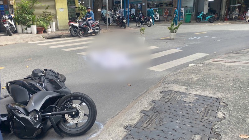 バイクとの交通事故後、トラック運転手を捜索、1人が即死