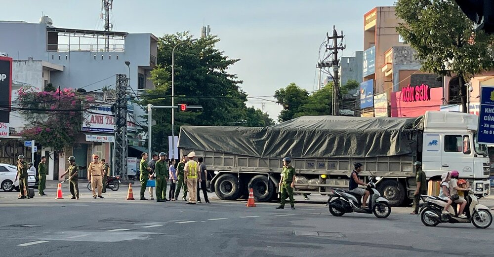 The serious accident occurred at the Quang Trung - Le Loi and Le Thanh Ton intersections, Cam Thanh ward, Quang Ngai province, killing 1 person and seriously injuring 1 person. Photo: Vien Nguyen