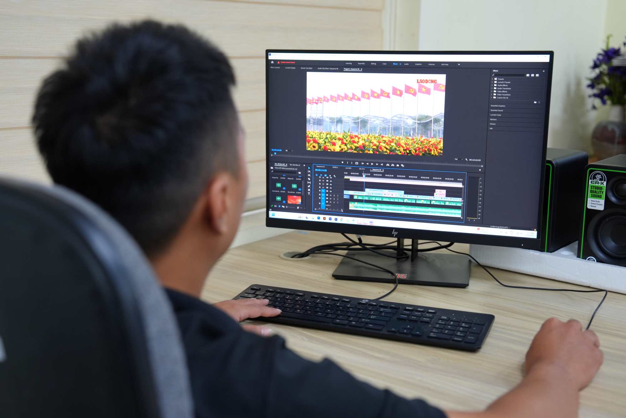 レポーターのディン・ティエンは、レポートと毎日の記事のポストプロダクションを処理しています。写真：van Thang