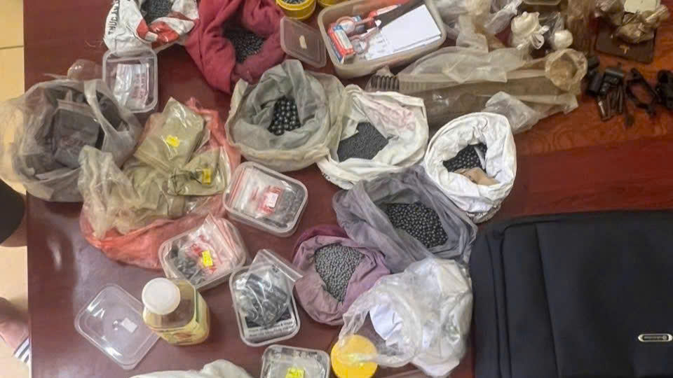 Công an xã Mường Bi phát hiện, thu giữ lượng lớn thuốc súng và đạn chì tại chợ Phú Cường. Ảnh: CACC