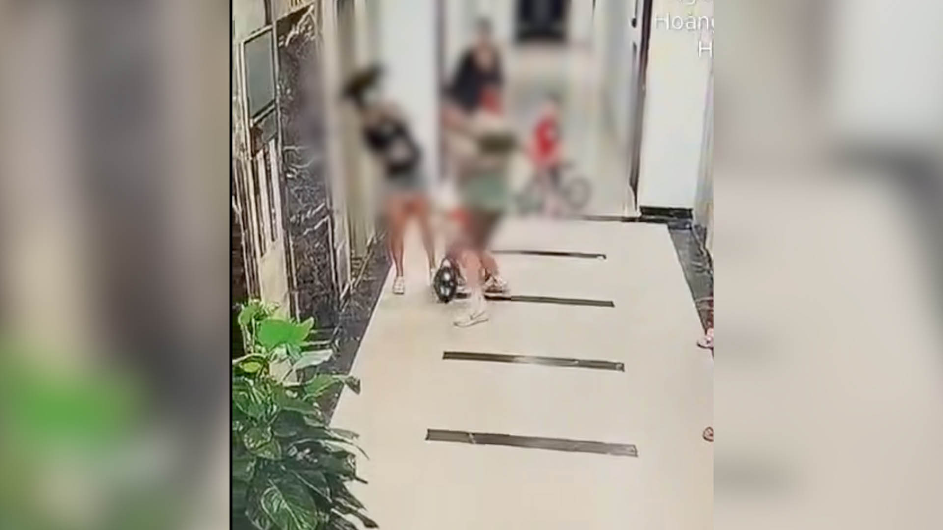 La femme battue et pietinee dans un immeuble d'appartements a Hanoï met en garde contre les consequences lorsque les enfants sont temoins de violence