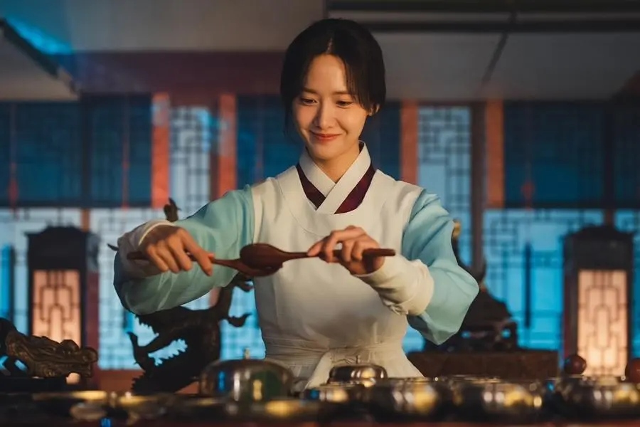 YoonA's kitchen look. Photo: Producer/Net Netflix