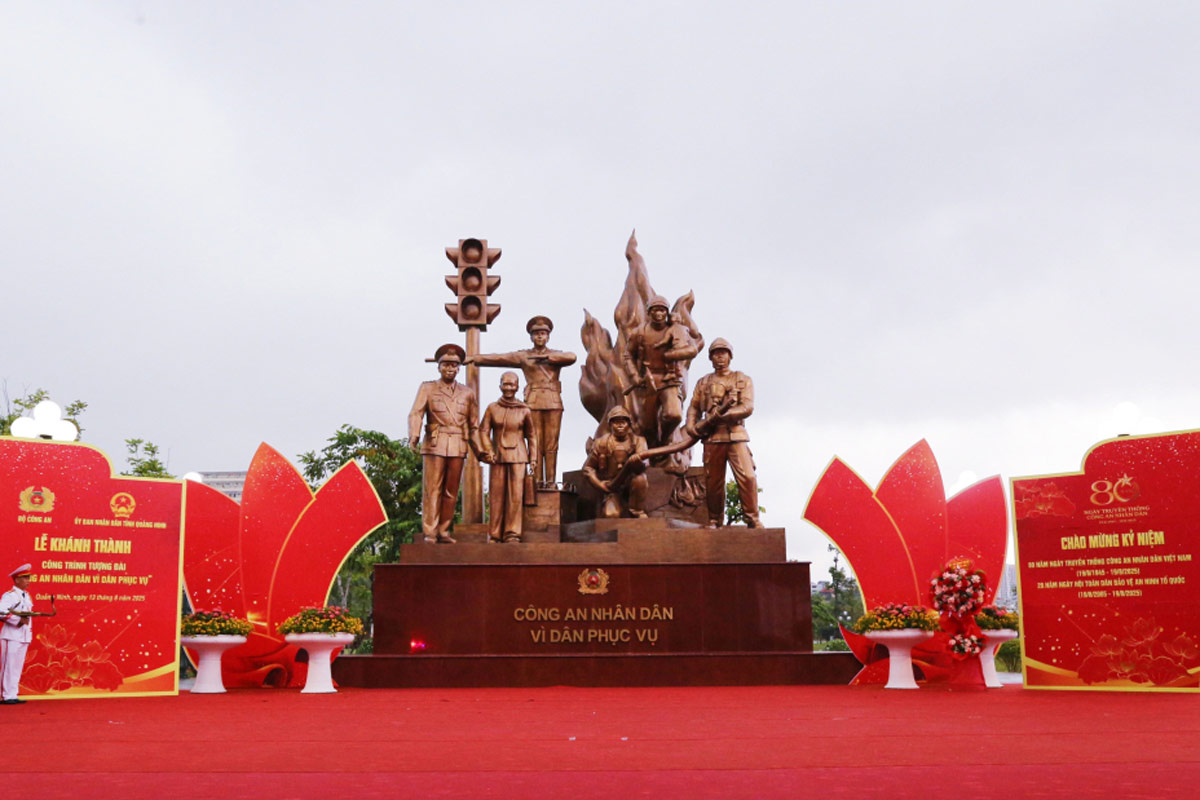 Cong trinh Tuong dai “Cong an Nhan dan vi dan phuc vu” duoc dat tai khuon vien Cong vien Hoa Ha Long, phuong Hong Gai, tinh Quang Ninh. Anh: QMG