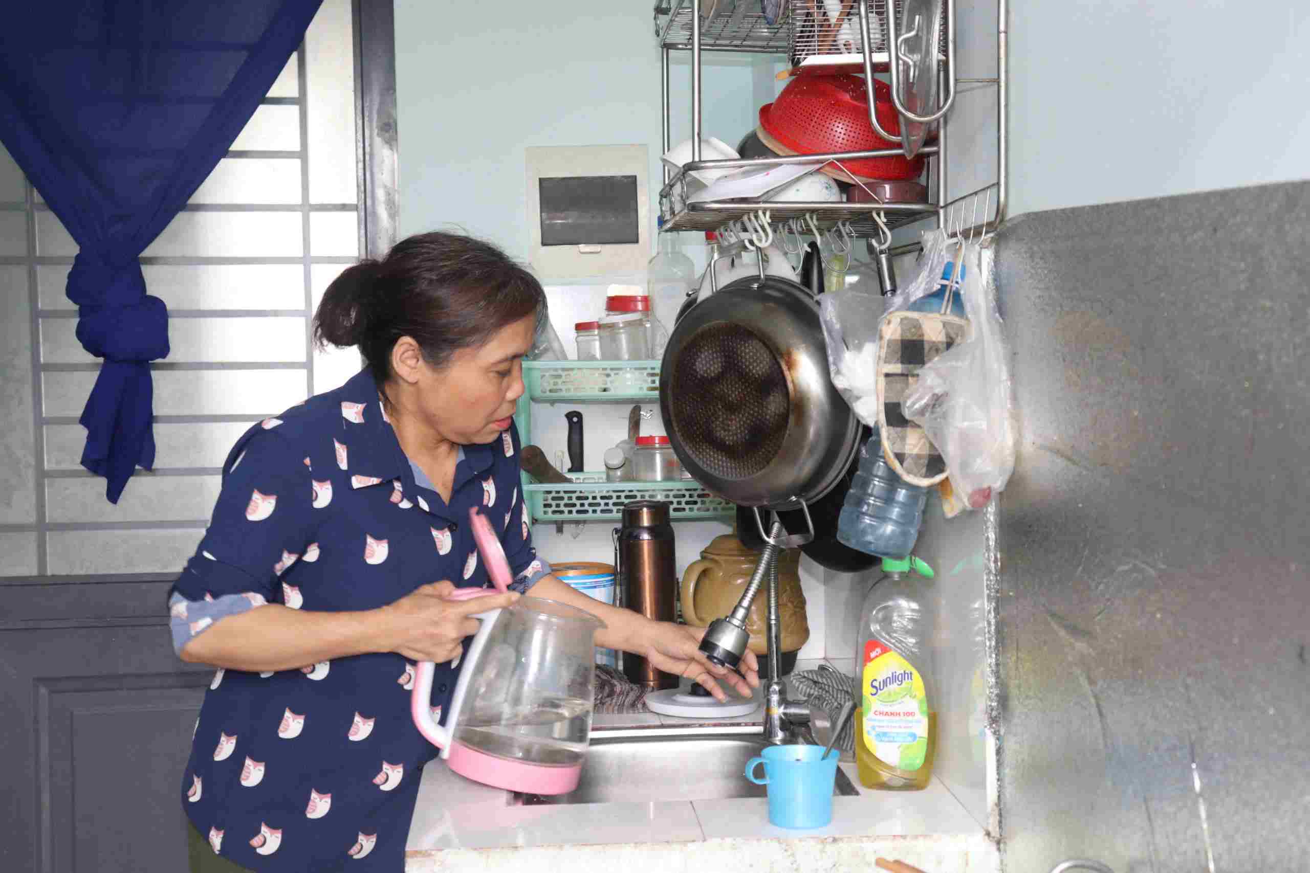알랑 티 빗( ALang Thi Vit) 씨는 꼬뚜(Co Tu)족 여성으로 산악 지역인 동지앙(Dong Giang)현(구)에서 다낭 중심부로 와서 노동자로 일하다가 불행히도 유방암에 걸렸습니다. 사진: NGUYEN LINH
