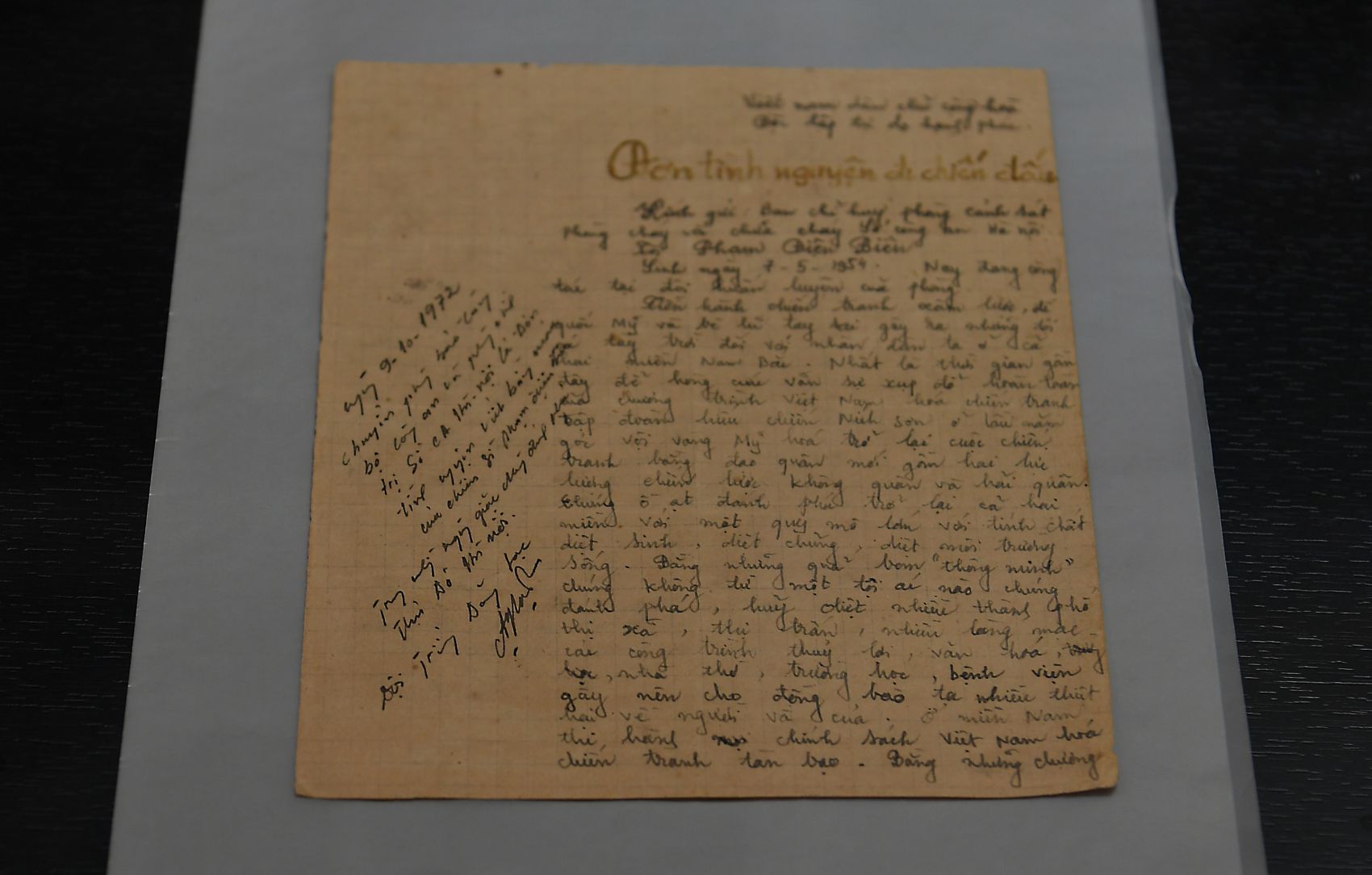 La don tinh nguyen chien dau cua dong chi Pham Dien Bien, can bo canh sat PCCC So Cong an Ha Noi viet ngay 8.10.1972 (dau de va chu ky o cuoi viet bang mau). Anh: Viet Van