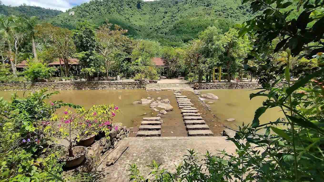 Una serie de zonas turisticas se han formado a lo largo de la QL14G al oeste de la ciudad de Da Nang. Foto: Lai Thieu
