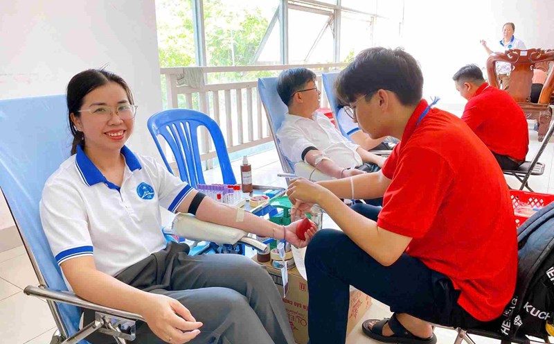 Can Tho Department of Health calls for voluntary blood donation, because each drop of blood donated can save a life. Photo: Provided by Can Tho Department of Health.