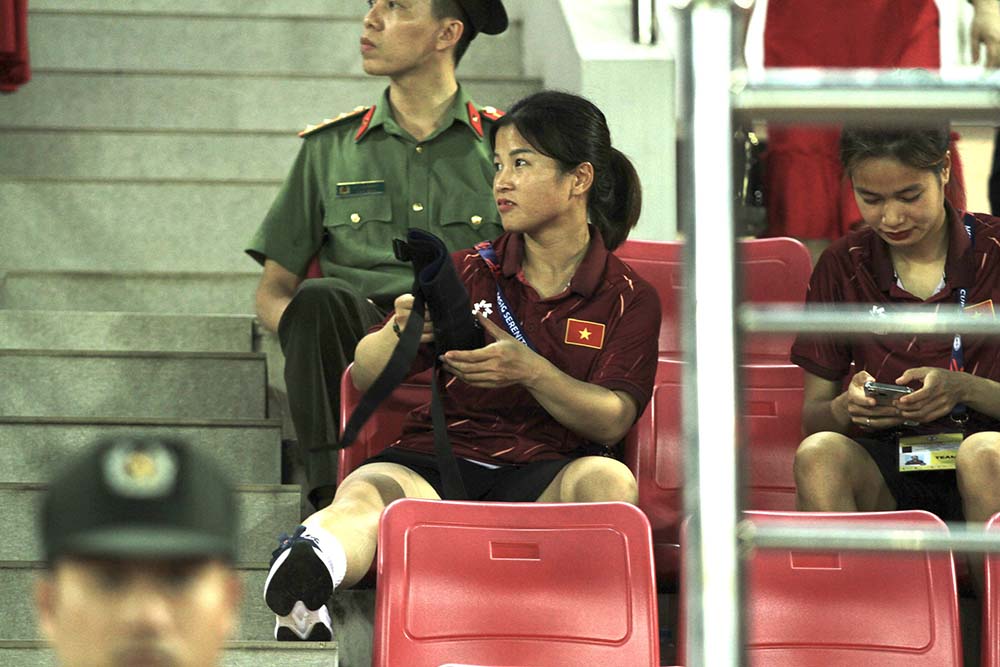 Duong Thi Van theo doi tran dau giua tuyen nu Viet Nam voi Thai Lan tren khan dai. Anh: Mai Huong