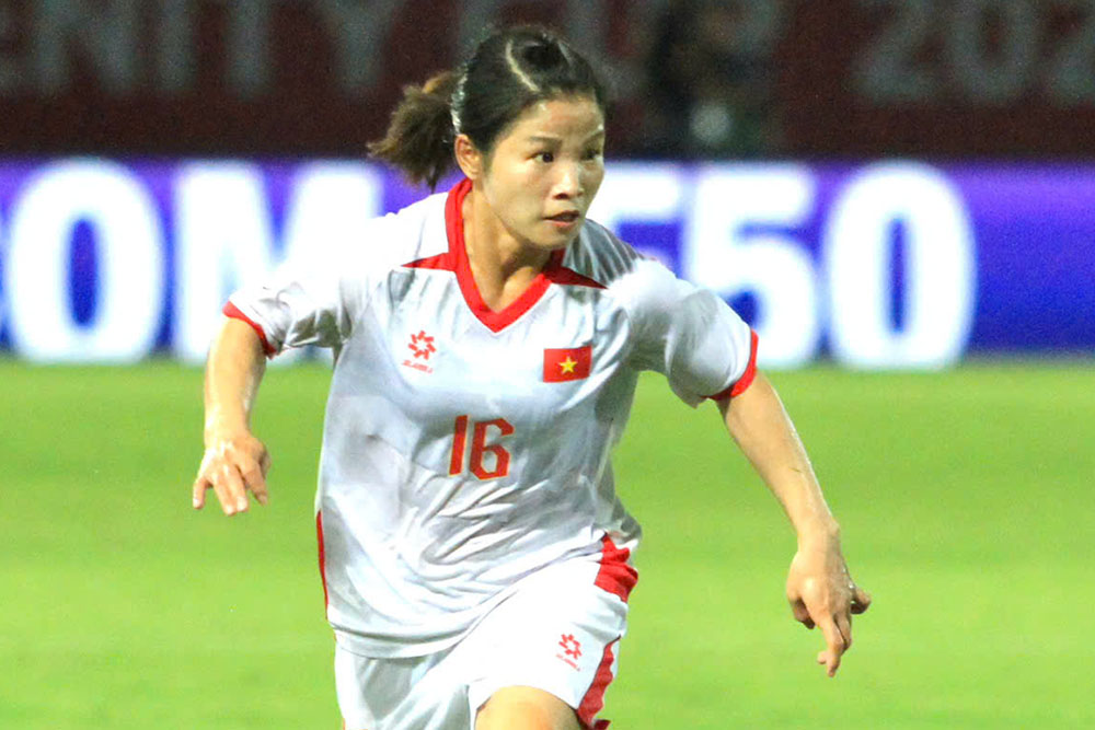 Midfielder Duong Thi Van of the Vietnam women's team suffered a ligament injury. Photo: Mai Huong