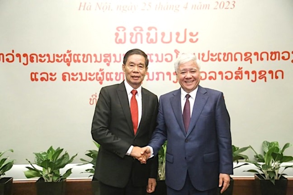 베트남 조국전선 중앙위원회 위원장 Do Van Chien과 라오스 조국건설전선 중앙위원회 위원장 Xin-la-vong Khut-phay-thun (왼쪽). 사진: Quang Vinh