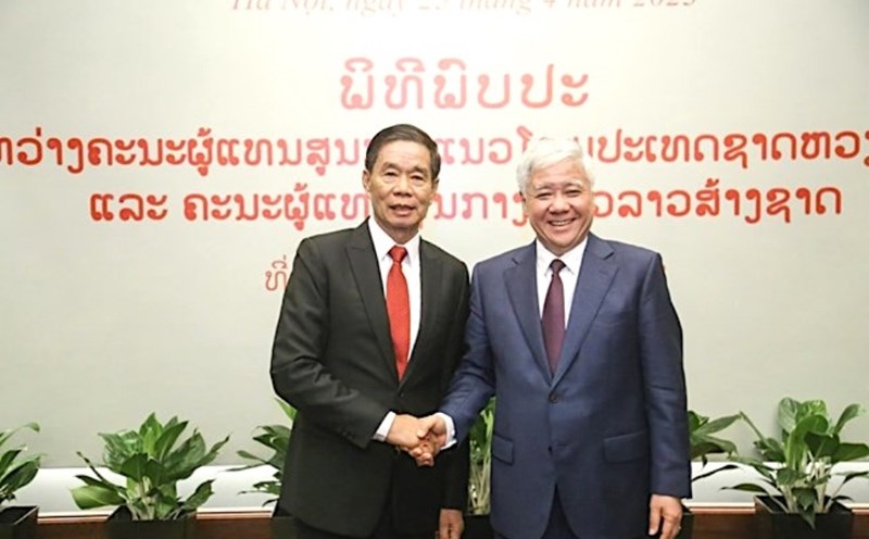 Chairman of the Central Committee of the Vietnam Fatherland Front Do Van Chien and Chairman of the Central Committee of the Lao People's Front for the construction of the land of Xen-la-long-ving Khut-phay-thun (left). Photo: Quang Vinh