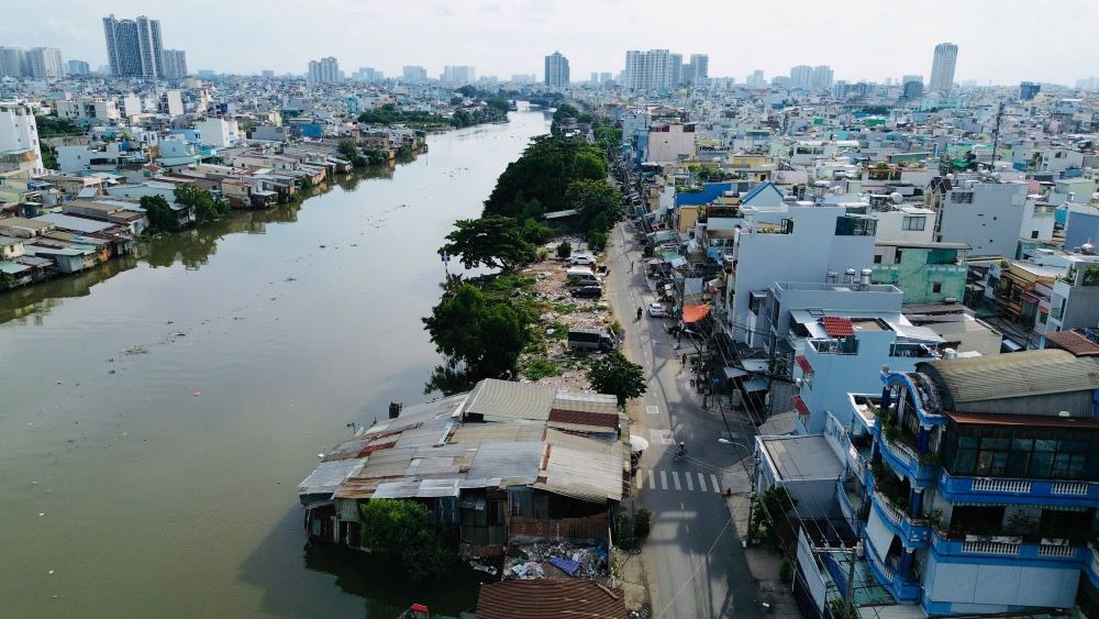: Toan canh bo Bac Kenh Doi nhin tu tren cao, khu vuc se duoc cai tao ha tang va moi truong. Ảnh: Anh Tu
