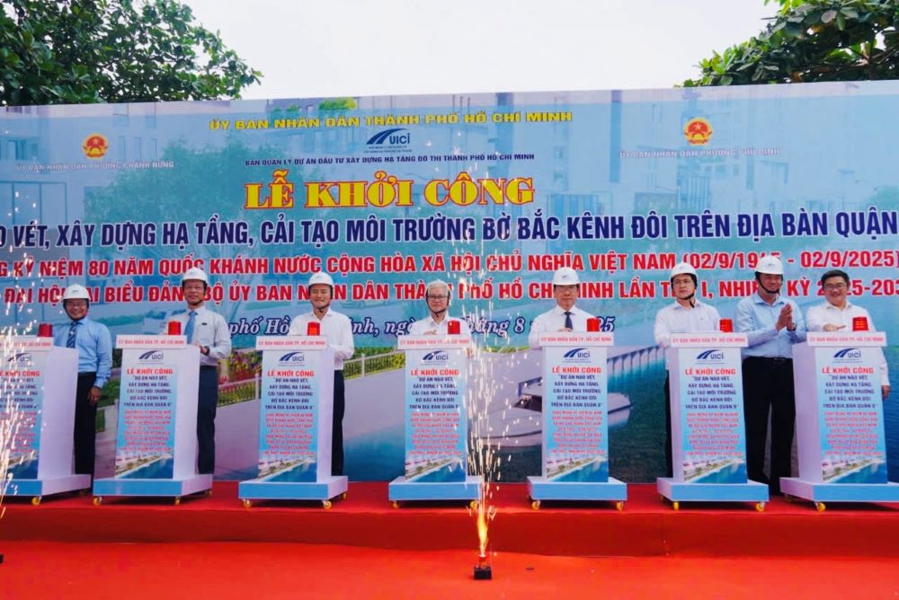 Lanh dao TPHCM cung dai dien cac don vi thuc hien nghi thuc bam nut khoi cong du an cai tao bo Bac Kenh Doi. Ảnh: Anh Tu