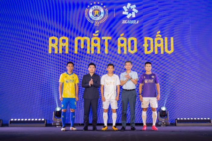 Ong Nguyen Danh Hoang Viet - Cuc truong Cuc The duc the thao (thu 2 tu phai sang) du Le xuan quan cua Ha Noi FC. Anh: Minh Dan