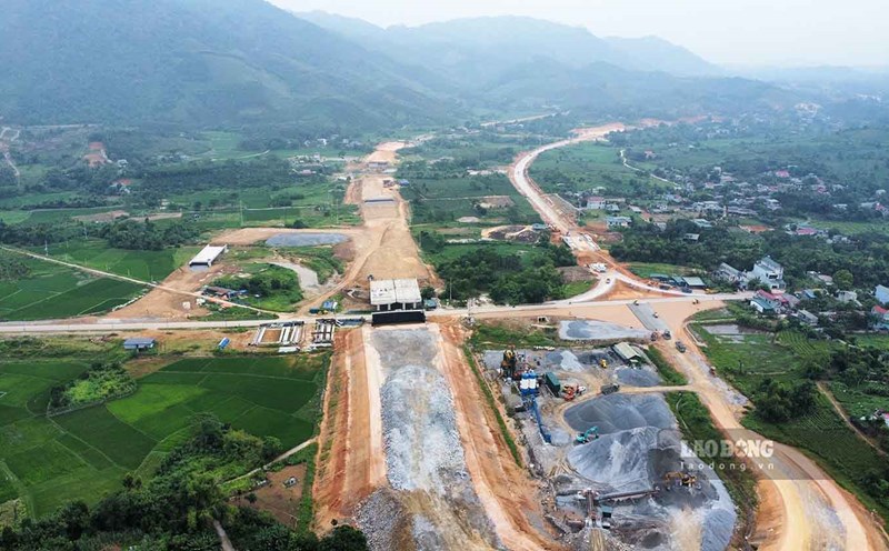 The Tuyen Quang - Ha Giang expressway interchange with National Highway 37 is under construction. Photo: Nguyen Tung.