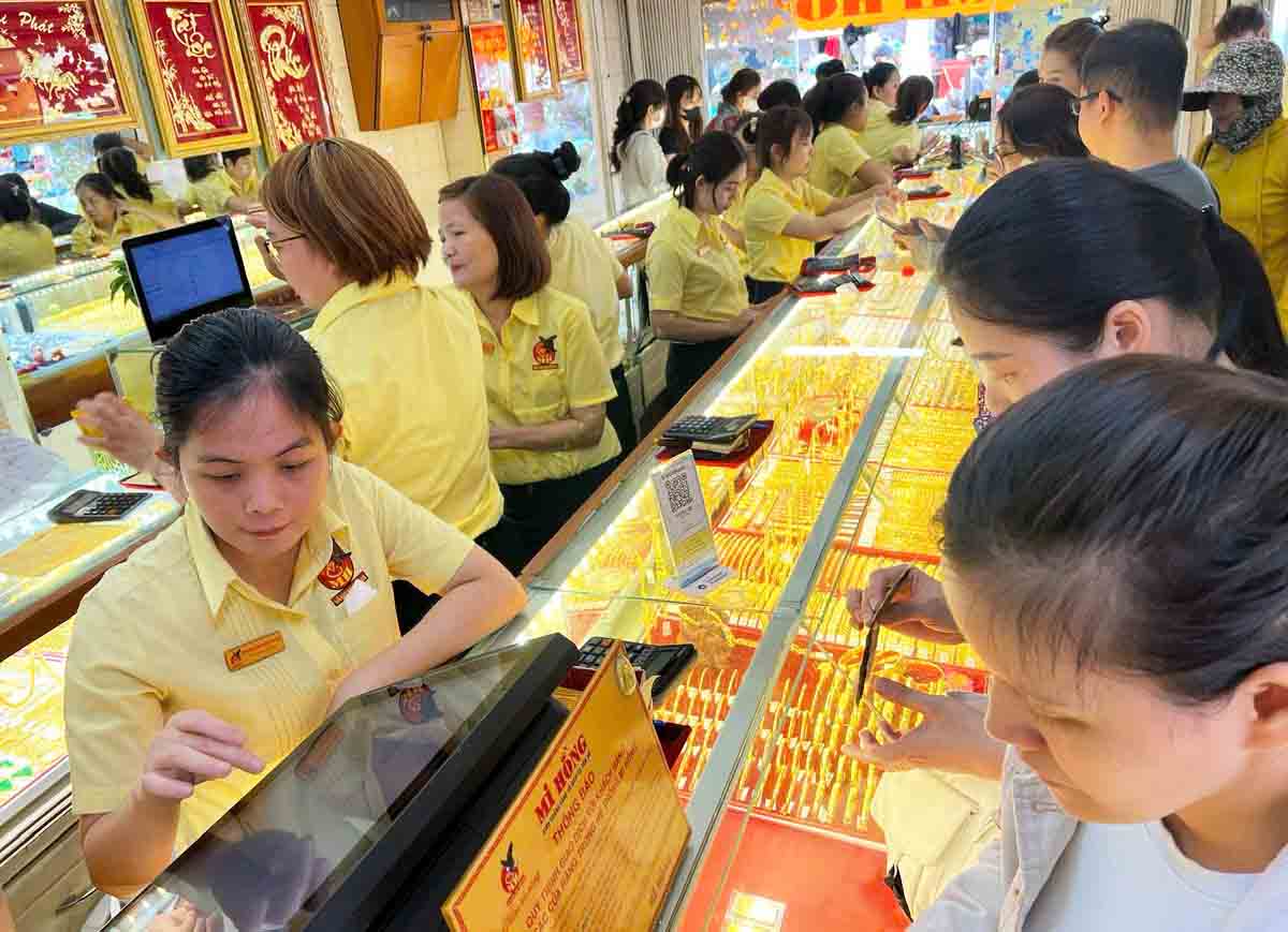 사람들은 계속해서 금반지를 삽니다. 사진: 하 메이