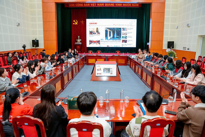 Sinh vien duoc trao doi, dat cau hoi, lang nghe cac nha bao chia se tai hoi truong Bao Lao Dong. Anh: Vu Linh